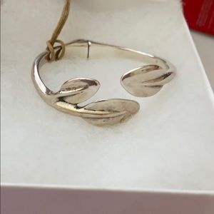 NWT UNO de 50 Olive Leaf Bracelet